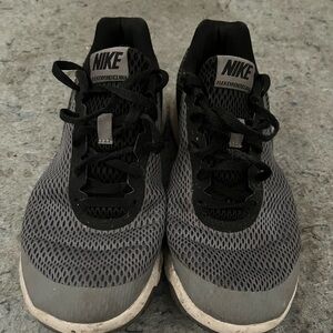 “Nike Flex Experience Running” shoes